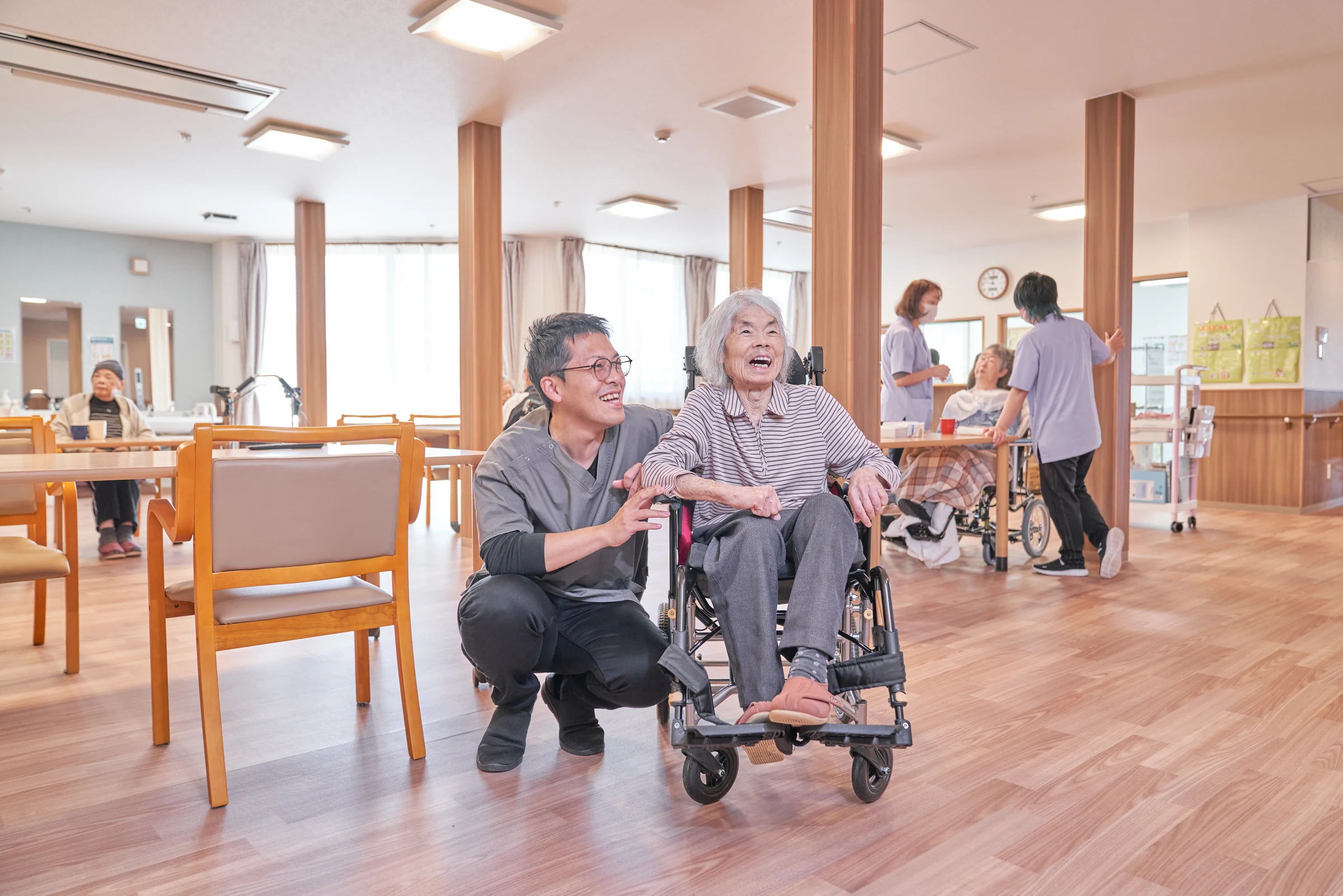 介護施設の現場で対話する﨑久保秀一